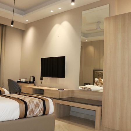 Infinity Stays Hotel Near Medanta Hospital Gurgaon Buitenkant foto
